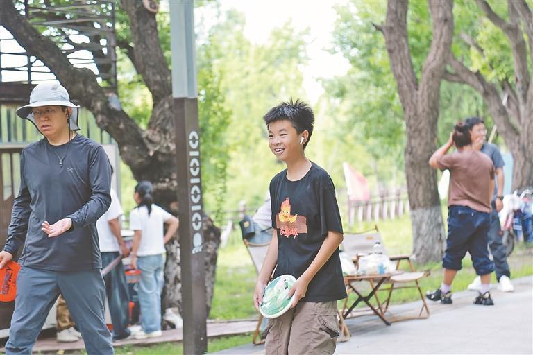 两张纪念飞, 标人群